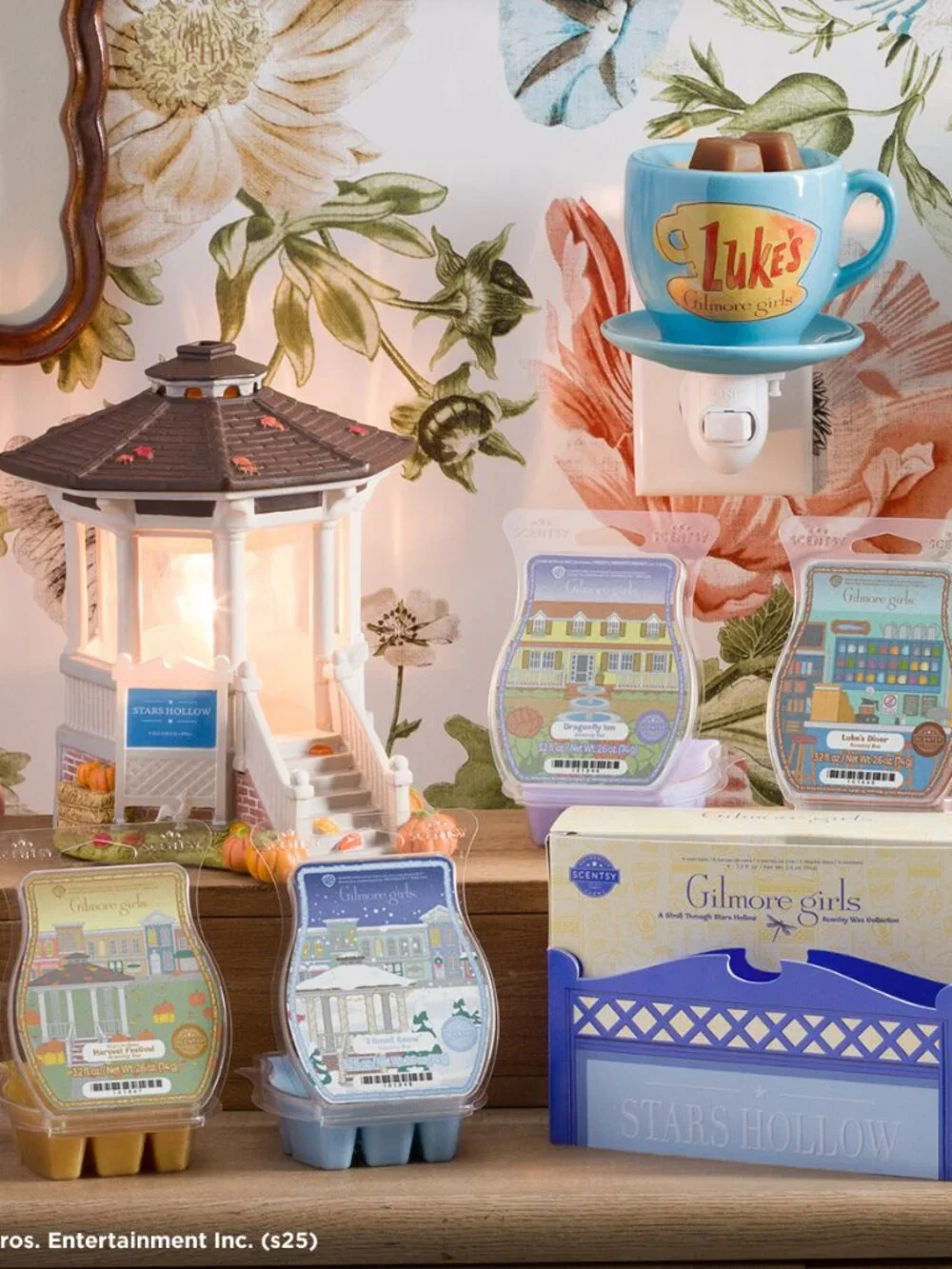 Complete Set of Gilmore Girls Scentsy Gazebo Warmer & 4 Wax Bars - Picture 1 of 5